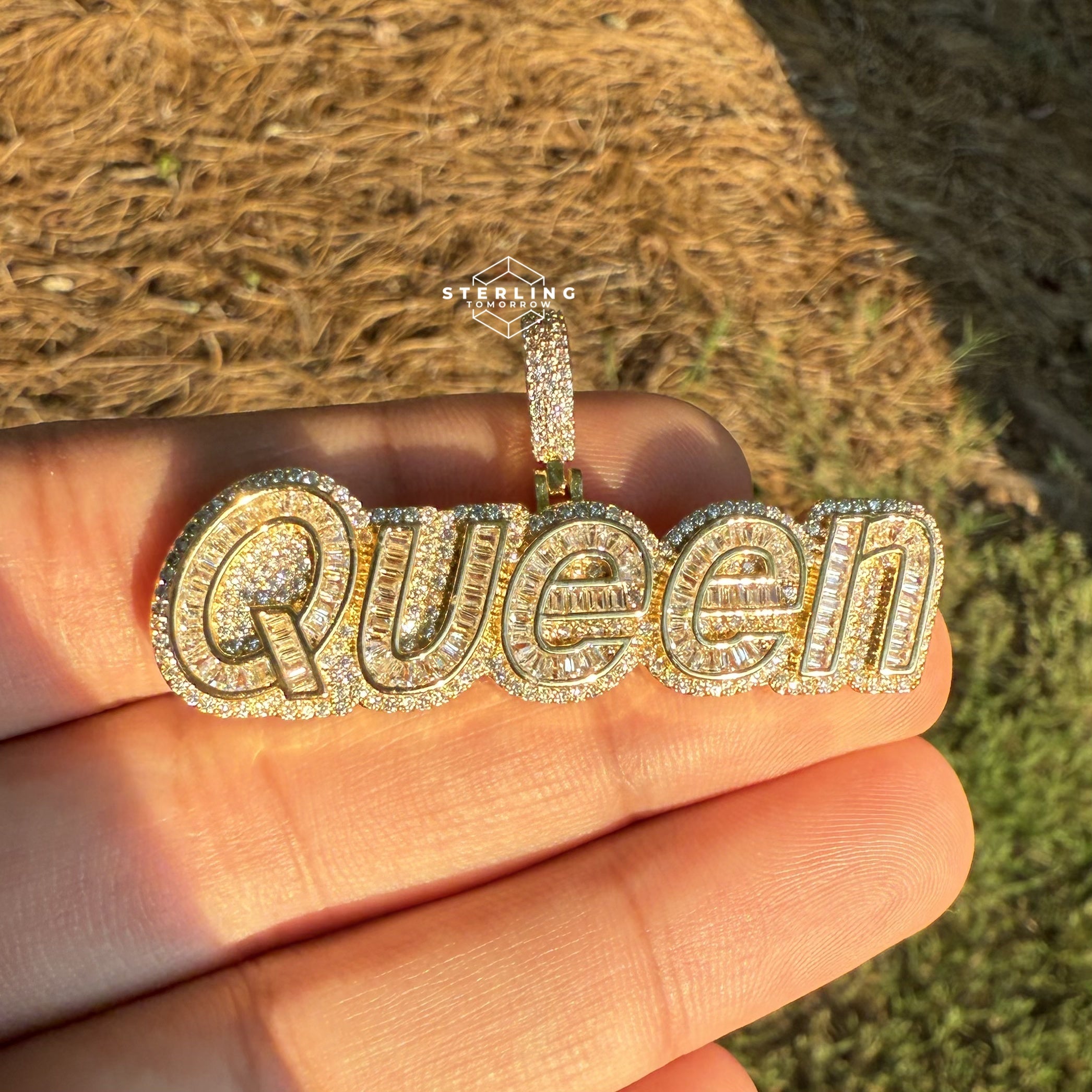 Queen Baguette Set Gold Tone Pendant
